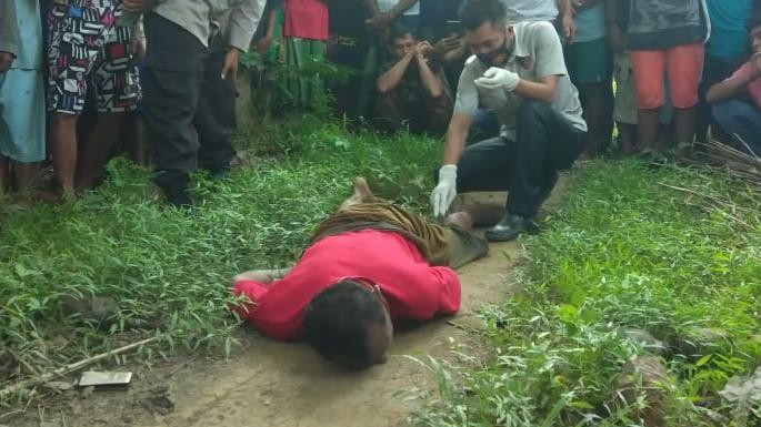 Salah satu warga di Desa Puupi Kecamatan Kolono Kabupaten Konawe Selatan (Konsel) yang sudah tidak bernyawa (meninggal dunia) dengan posisi tengkurap.