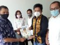 Penyerahan makalah garbarata dari Kadis Kominfo Sultra ke Yuliarto