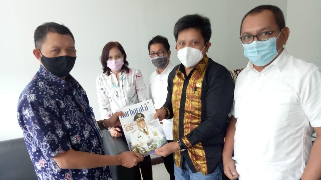 Penyerahan makalah garbarata dari Kadis Kominfo Sultra ke Yuliarto