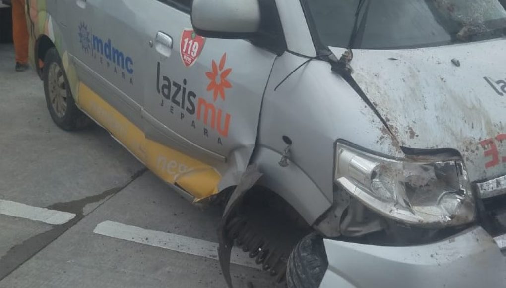 Antar Jenazah ke Malang Ambulance LAZISMU Jepara Kecelakaan Tunggal di Tol Sragen