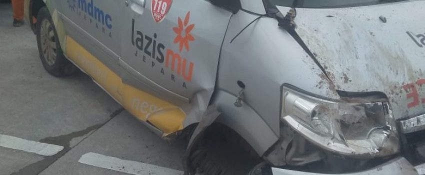 Ambulance LAZISMU Jepara yang kecelakaan di tol sragen