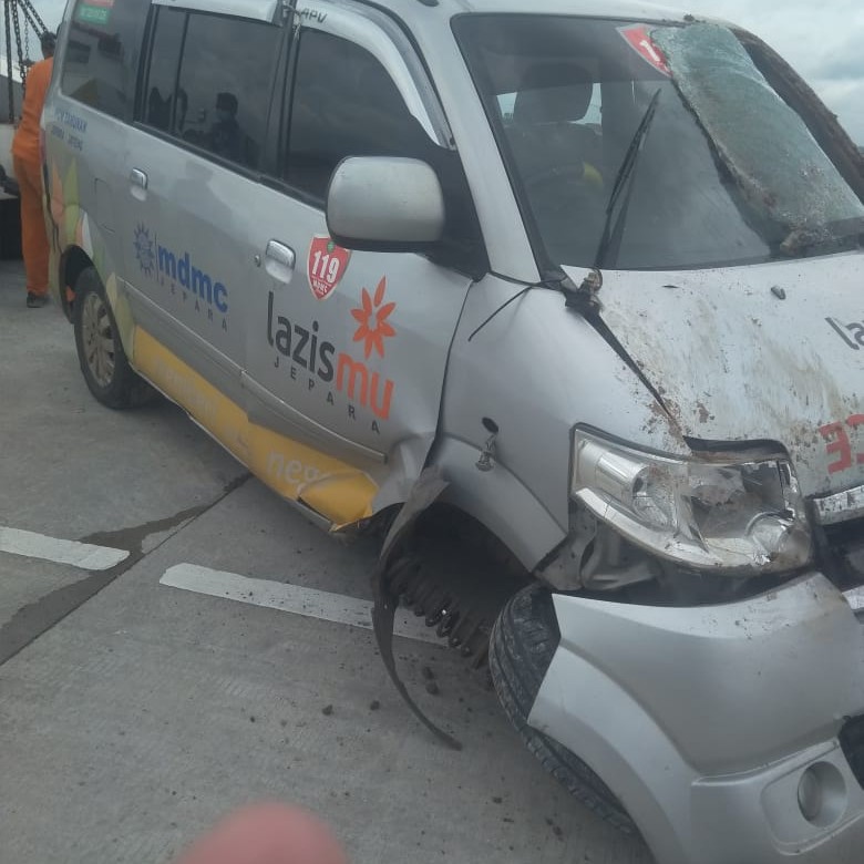 Ambulance LAZISMU Jepara yang kecelakaan di tol sragen