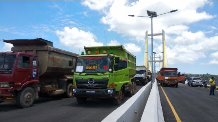 Prose uji coba jembatan dengan menggunakan puluhan truck