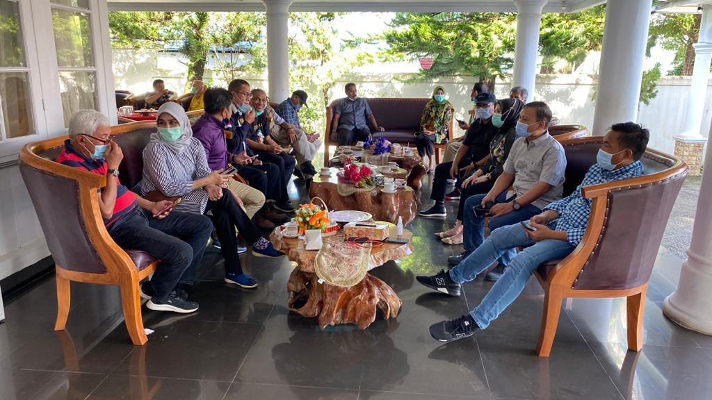 Rombongan Gubernur Sultra mengawali pagi dengan sarapan. Foto: Ewit Kominfo