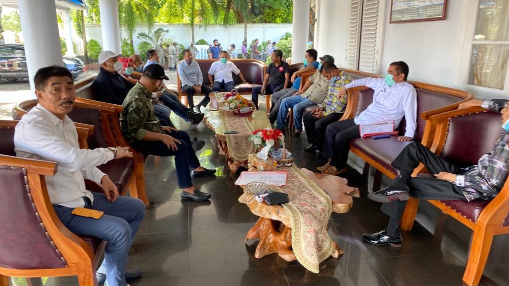 Diskusi santai sembari menunggu kedatangan gubernur di rujab wali kota. Foto: Ewit Kominfo