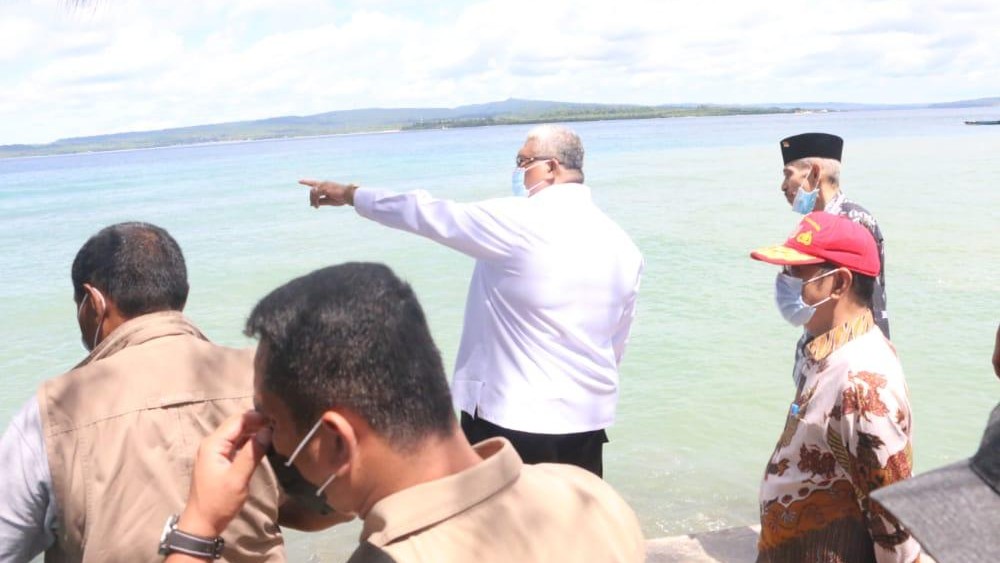 gubernur saat memgunjungi tempat pembuatan patung pahlawan nasional di kotamara. Foto: Ewit Kominfo