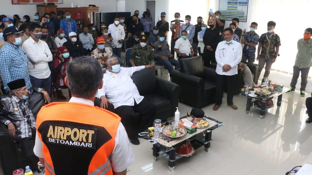 Gubemrur  Sultra, saat mengunjungi bandara Betoambari