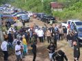 Gubernur Sultra beserta rombongan saat mengunjungi lokasi pembangunan Jembatan Tona di kelurahan Palubasa. Foto: Ewit Kominfo