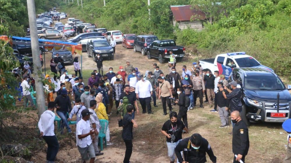 Gubernur Sultra beserta rombongan saat mengunjungi lokasi pembangunan Jembatan Tona di kelurahan Palubasa. Foto: Ewit Kominfo