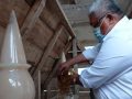 gubernur saat menyekar makam alamrhum ayahandanya gubernur sultra yang terletak di dalam masjid. Foto: Ewit Kominfo