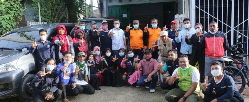20 relawan yang akan diberangkatkan ke Sulbar, foto bersama wali kota Kendari, usai pelepasan