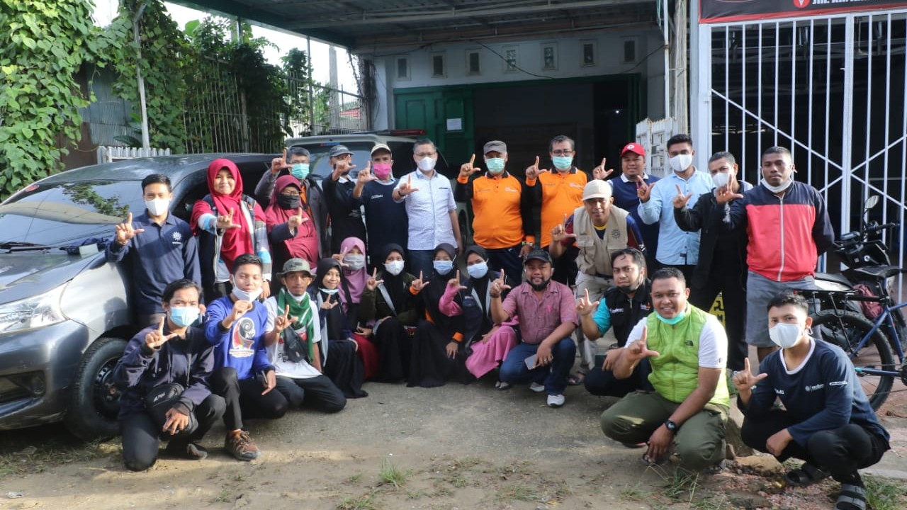20 relawan yang akan diberangkatkan ke Sulbar, foto bersama wali kota Kendari, usai pelepasan