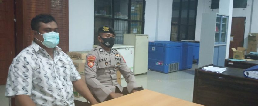 Pihak kepolisian, Polres bersama pegawai Dinkes Muna sedang melakukan penjagaan vaksin di gedung Farmasi Dinkes Muna