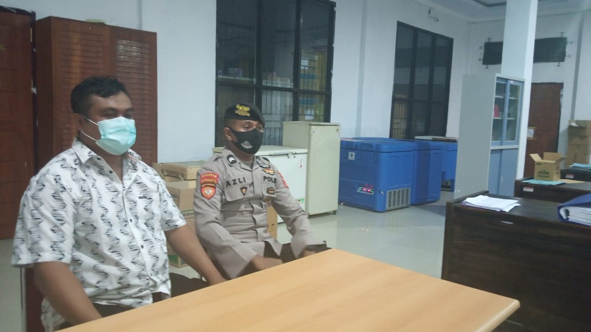 Pihak kepolisian, Polres bersama pegawai Dinkes Muna sedang melakukan penjagaan vaksin di gedung Farmasi Dinkes Muna