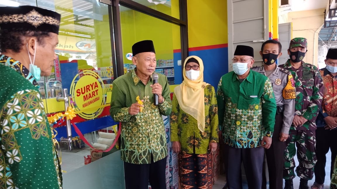 Ketua PDM Jepara saat meresmikan Suryamart Kalinyamatan