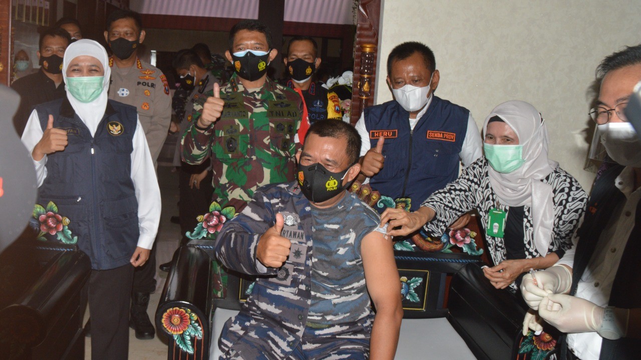 Pangkoarmada bersama Gubernur Jawa timur
