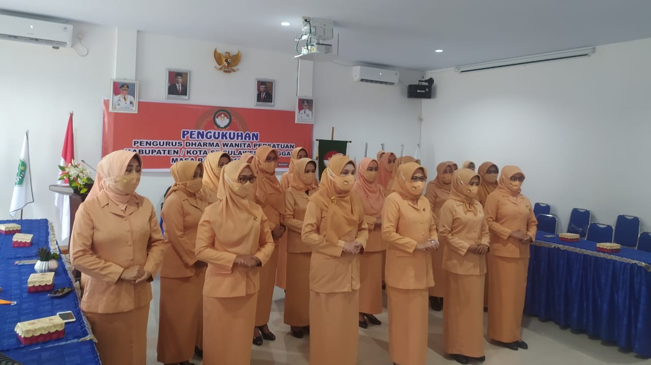 Anggota Dharma Wanita Persatuan Provinsi Sulawesi Tenggara