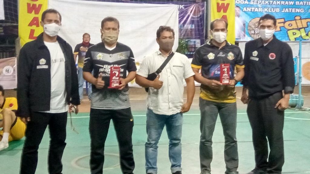 PelatihSinga Jepara ( kaos hitam kuning)menerima plakat seusai final
