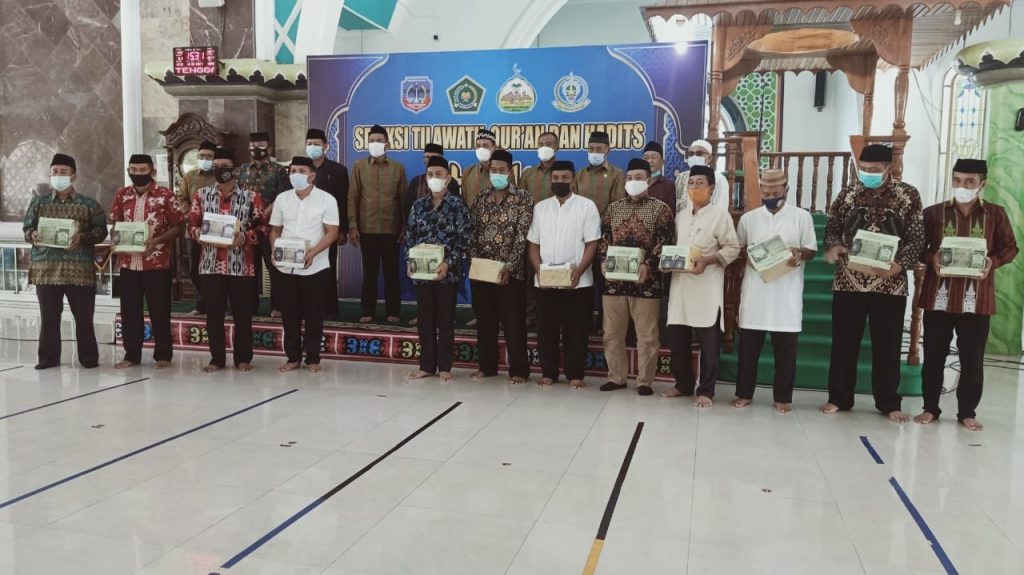 Foto bersama Wagub, bupati Kolaka, wakil Bupati, DPRD, SKPD dan 12 Camat kolaka
