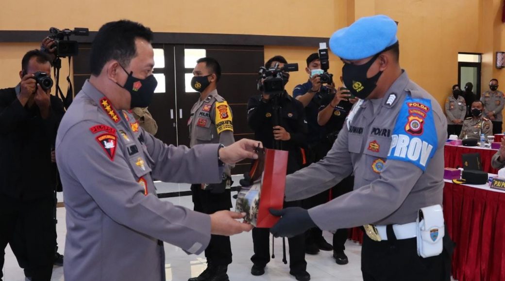 Kapolri memberikan penghargaan berupa kesempatan sekolah perwira kepada