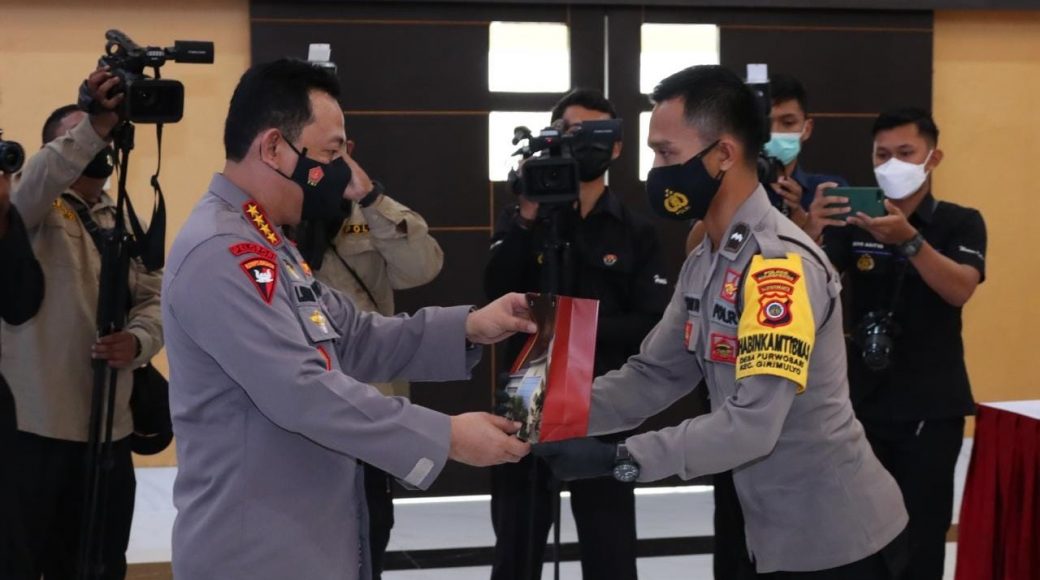 Kapolri memberikan penghargaan berupa kesempatan sekolah perwira kepada Aipda Suranto Bhabinkamtibmas