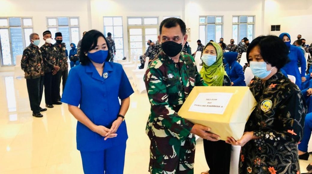 Pangkoarmada II beserta istri memberikan bingkisan kepada Warakawuri