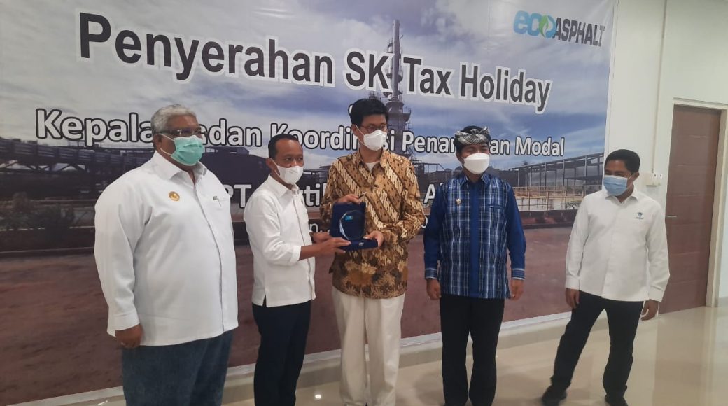 Optimalkan Aspal Buton, Kepala BKPM Serahkan SK Tax Holiday