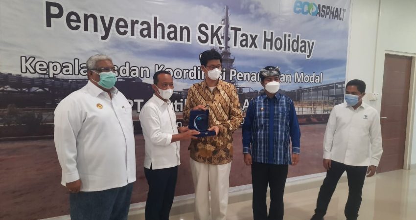 Optimalkan Aspal Buton, Kepala BKPM Serahkan SK Tax Holiday