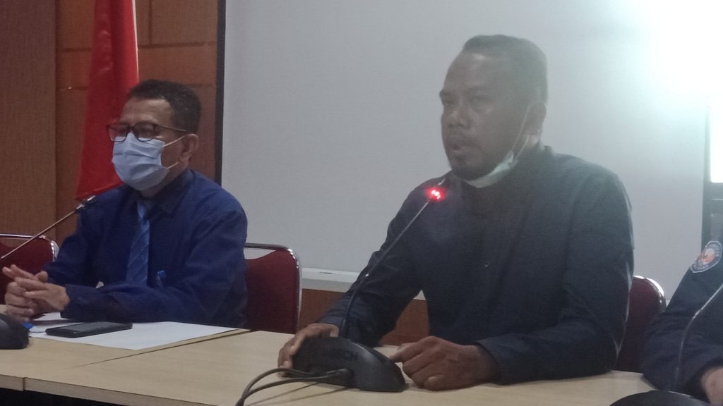 Wakil Dekan (WD) III Fakultas Hukum (FH), Lade Sirjon, SH. LLM (kanan) dan Wakil Rektor (WR III) Dr. Nur Arafah SP., M.Si,