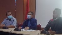 Wakil Rektor (WR III) Dr. Nur Arafah SP., M.Si (baju biru)