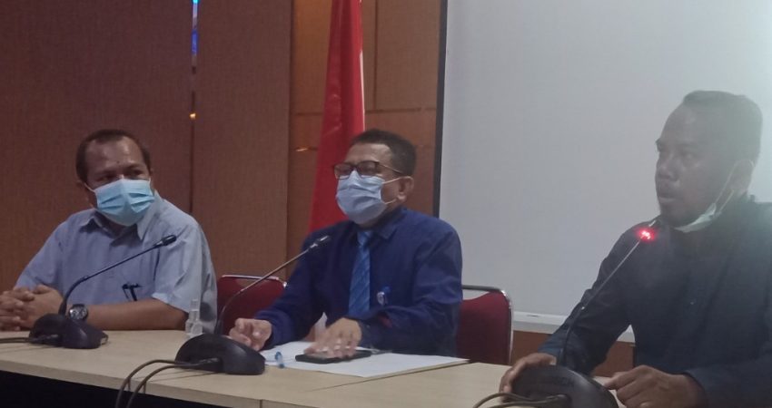 Wakil Rektor (WR III) Dr. Nur Arafah SP., M.Si (baju biru)