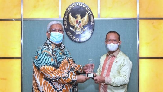 Gubernur Sultra saat memberikan cindera mata kepada Bahlil Lahadalia. Foto: Ewit Kominfo
