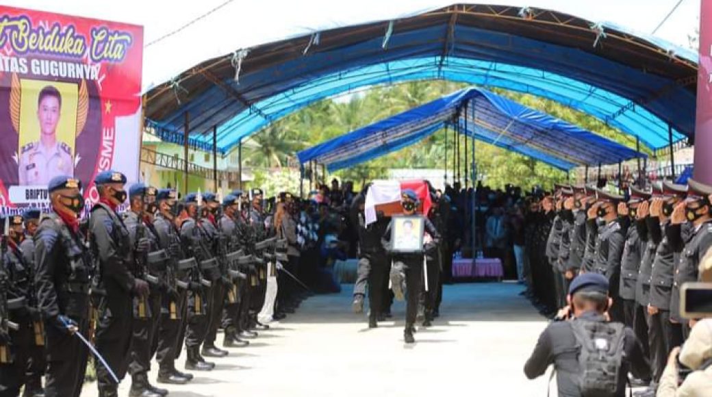 Jenazah Brigadir Herlis Tiba di Kediaman, Keluarga Menangis Histeris