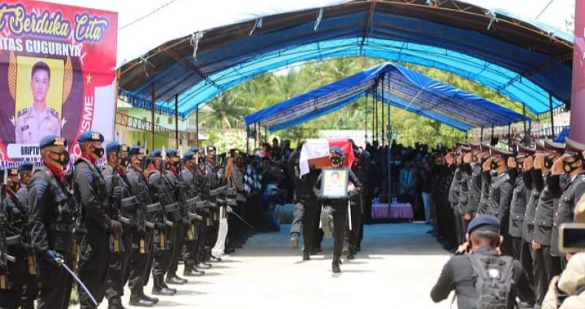 Jenazah Brigadir Herlis Tiba di Kediaman, Keluarga Menangis Histeris