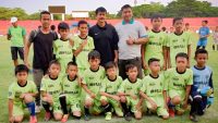 Ketua PS HW Plajan Budi Mulyono ( kaos putih) pelatih SSB PS HW Plajan Faisal bersama pelatih timnas Indra Sjafri dan anak-anak SSB PS HW Plajan