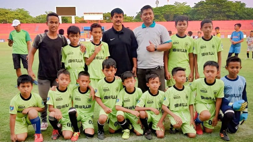Ketua PS HW Plajan Budi Mulyono ( kaos putih) pelatih SSB PS HW Plajan Faisal bersama pelatih timnas Indra Sjafri dan anak-anak SSB PS HW Plajan