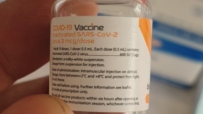 Vaksin COVID-19 yang diterima masyarakat (foto Petrus Riski/VOA).