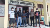Foto Polisi dan Kakek (62) saat diamankan di Polsek Watubangga