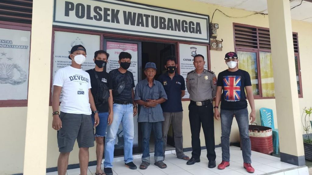 Foto Polisi dan Kakek (62) saat diamankan di Polsek Watubangga