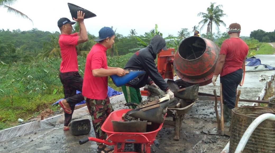 Sa'roni dan Edy Sofwan saat melakukan pengecoran