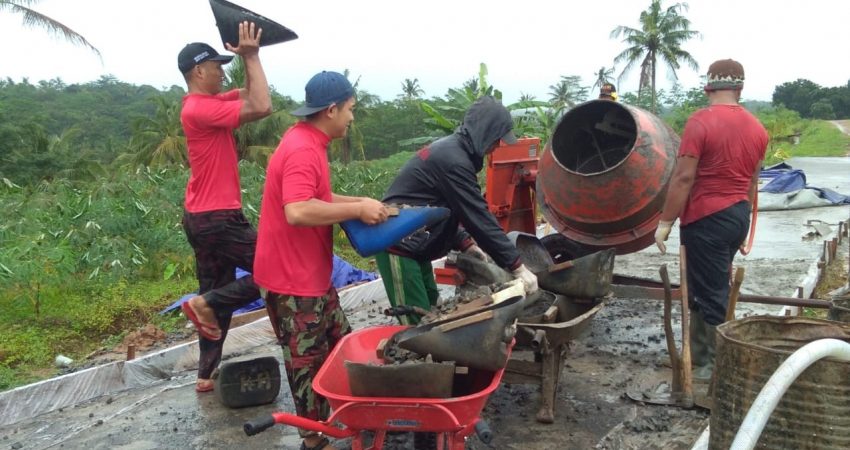 KOKAM Plajan Manunggal Bersama TNI Ikut Turun Sukseskan Program TMMD