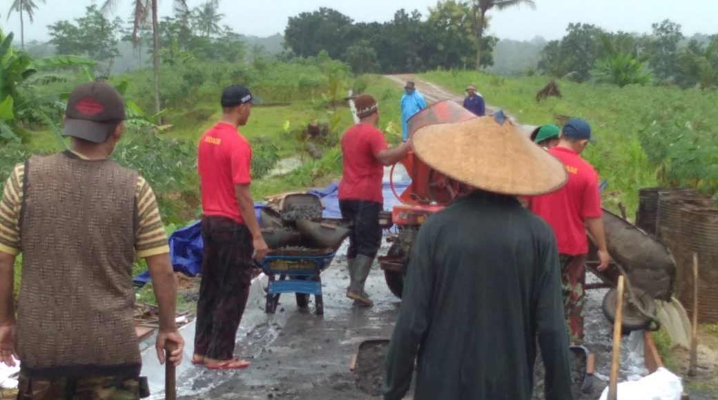 Warga desa Plajan lainnya pun turut serta dalam program TMMD bersama KOKAM Plajan
