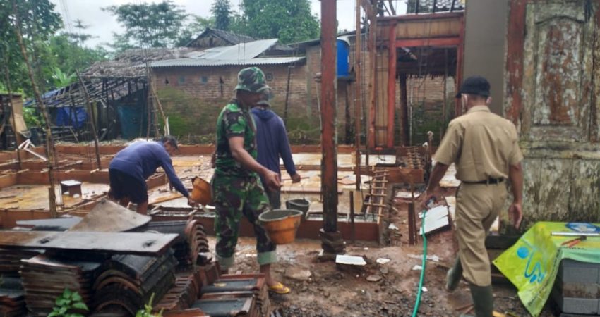 Rumah Suyadi Warga Desa Plajan Diperbaiki Anggota Kodim Jepara