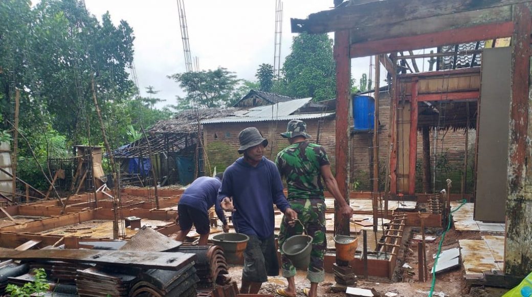 Anggota kodim Jepara bersama warga yang tergabung dalam satgas TMMD