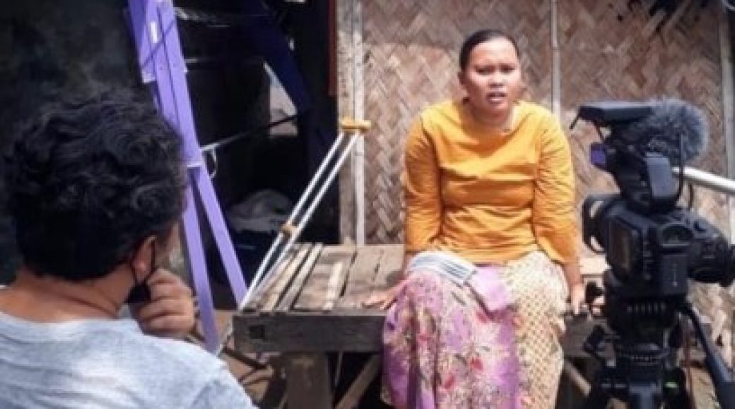 Rasminah diwawancarai VOA di rumahnya di Indramayu, Jawa Barat, Minggu, 7 Maret 2021.