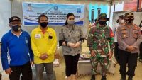 Foto bersama ketua TP PKK saat dititik lokasi sumur bor