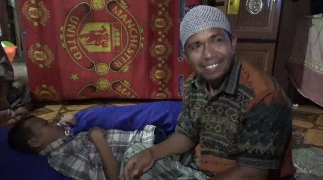 Foto Orang Tua Taufik Hidayat saat duduk di Samping Anaknya yang sedang lemas