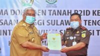 Penyerahan Sertifikat Tanah P2ID dari Kejati kepada Gubernur Sultra