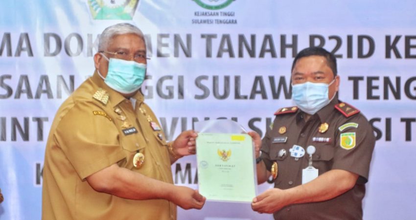 Penyerahan Sertifikat Tanah P2ID dari Kejati kepada Gubernur Sultra