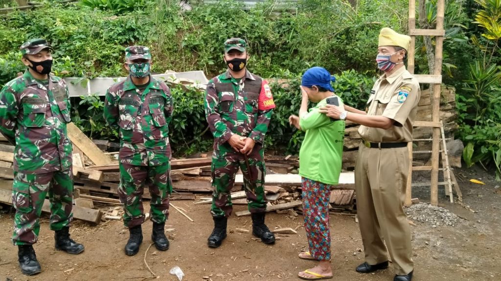 Sutiman didampingi petinggi desa Plajan H. Kartono menangis terharu didepan Dandim Jepara